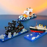 The exquisite thousand sunny wooden boat used to decorate the table top.